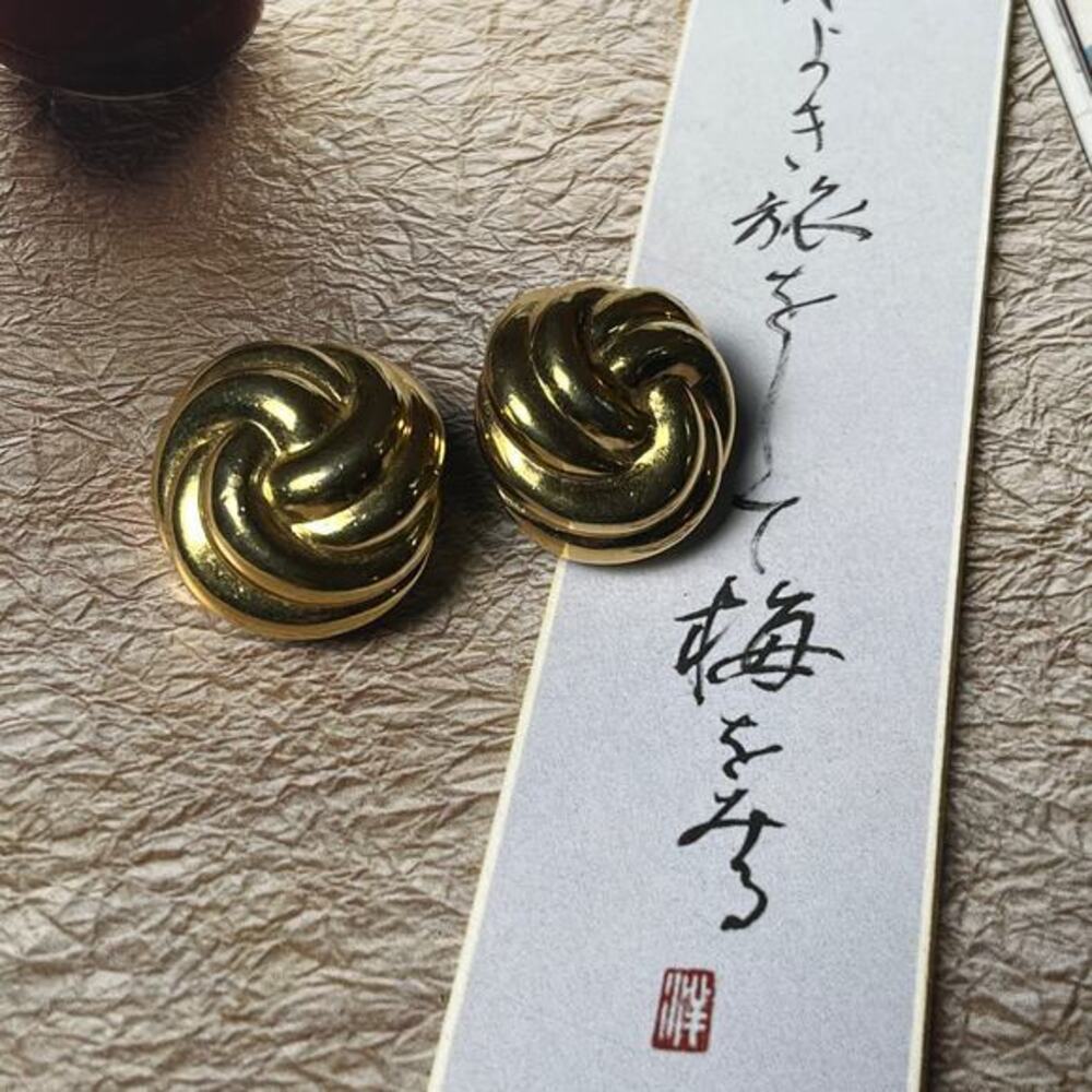 Vintage 1980s Gold Swirl Clip-on Earrings - Statement Piece